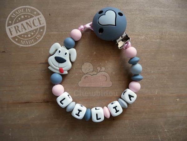 accroche sucette chien en silicone personnalisée modèle Lilia avec Coeur