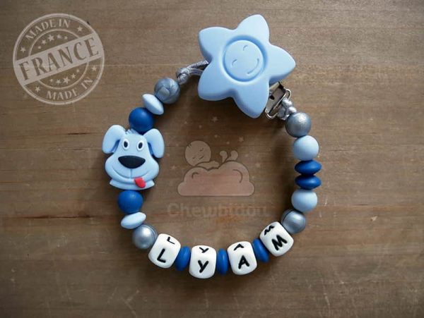 accroche sucette chien en silicone personnalisée avec le prénom de bébé modèle Lyam bleu canard