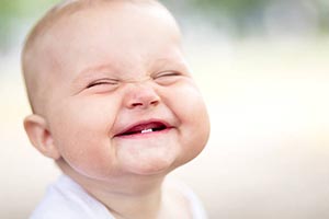 sourire avec les 1ères dents de bébé