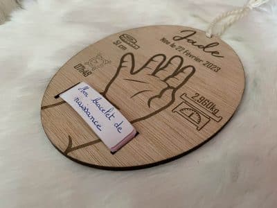 support décoratif en bois pour bracelet de naissance